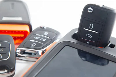 ctechnician programming new car key in Austin Texas driveway